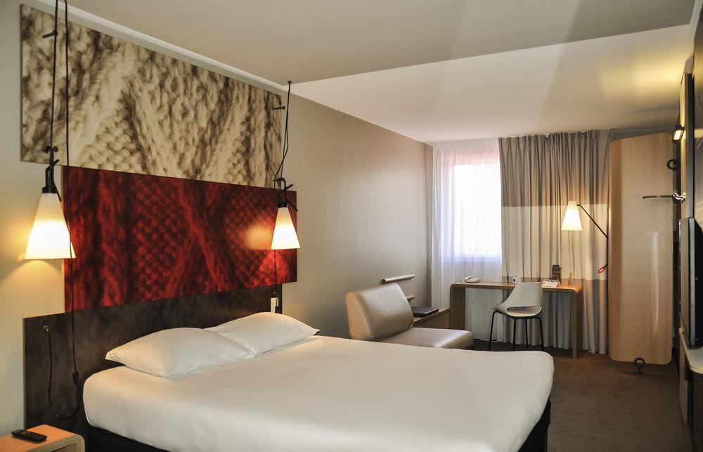 Ibis Reading Centre Hotel Bagian luar foto