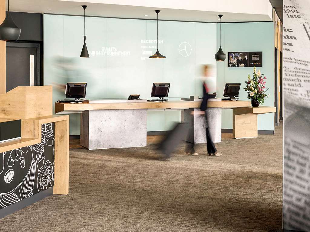 Ibis Reading Centre Hotel Bagian luar foto