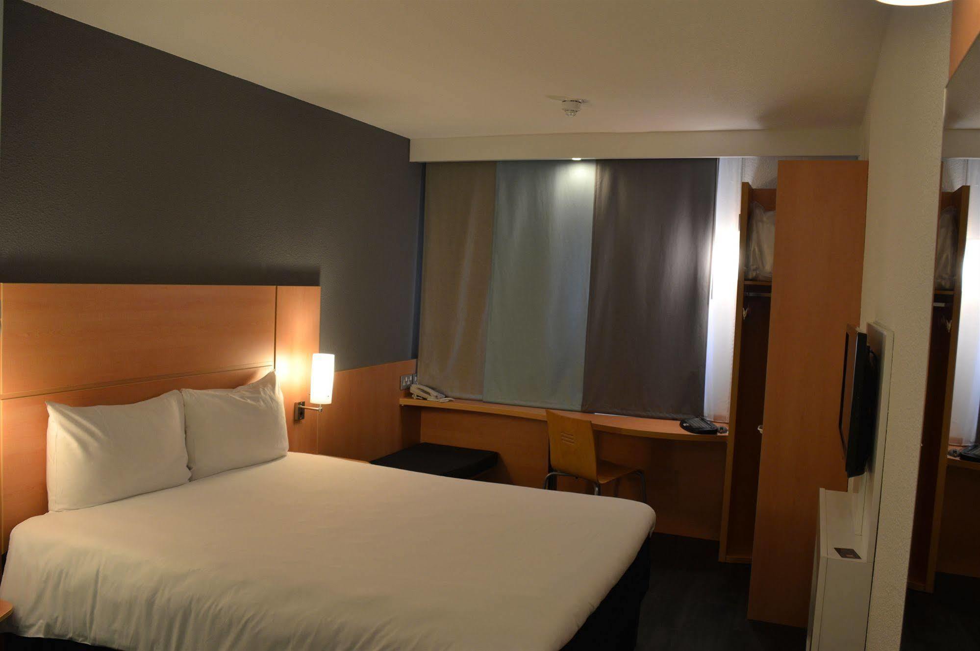 Ibis Reading Centre Hotel Bagian luar foto